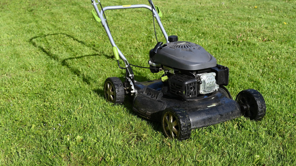 How to keep a self-propelled lawn mower running properly 2