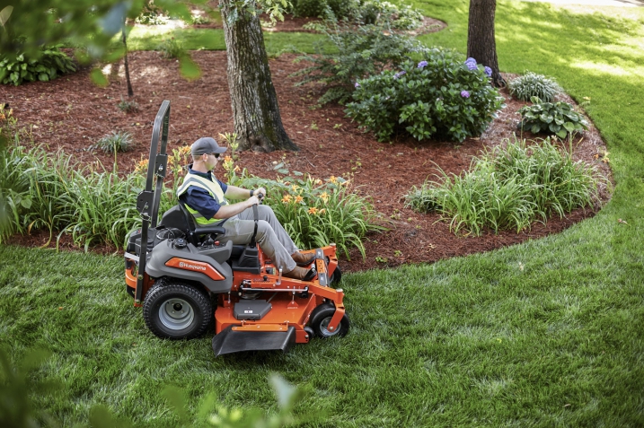 How to buy the best lawn mowers for rough terrain